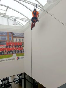 montaż naklejek wielkoformatowych