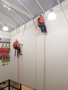 montaż naklejek wielkoformatowych