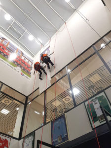 montaż naklejek wielkoformatowych