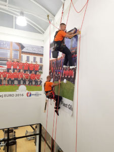 montaż naklejek wielkoformatowych