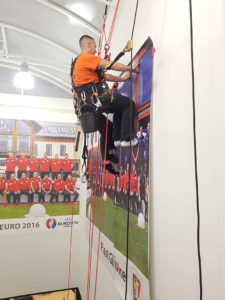 montaż naklejek wielkoformatowych