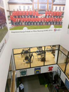 montaż naklejek wielkoformatowych