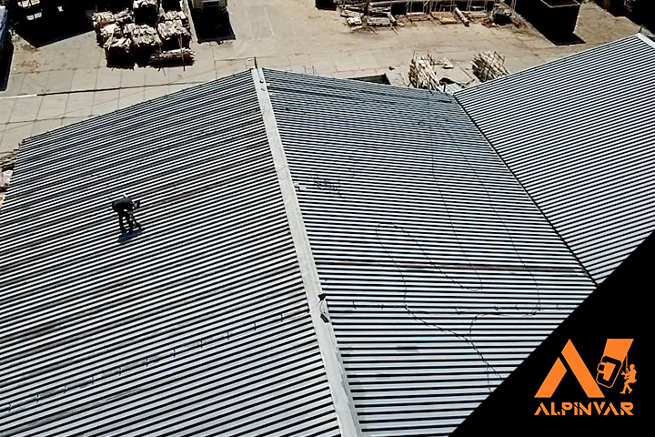 malowanie dachu hali produkcyjnej