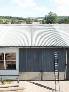 malowanie dachu hali produkcyjnej