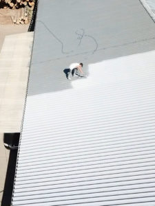 malowanie dachu hali produkcyjnej