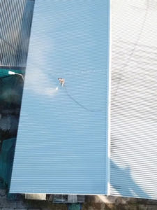 malowanie dachu hali produkcyjnej