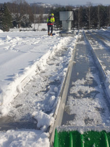 odśnieżanie dachu hali produkcyjno-magazynowej