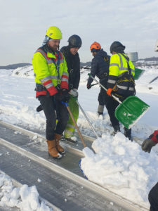 odśnieżanie dachu hali produkcyjno-magazynowej