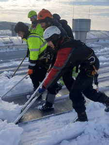odśnieżanie dachu hali produkcyjno-magazynowej