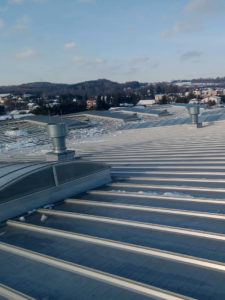 odśnieżanie dachu hali produkcyjno-magazynowej