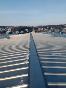 odśnieżanie dachu hali produkcyjno-magazynowej