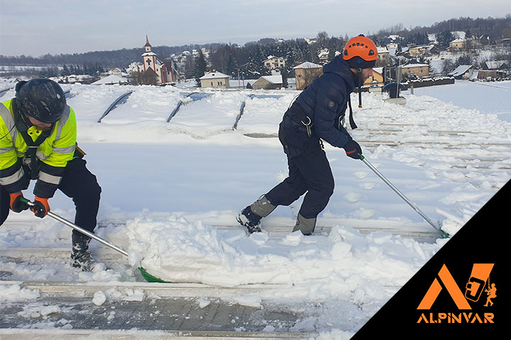 odśnieżanie dachu hali produkcyjno-magazynowej
