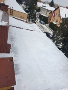 odśnieżanie dachu domu jednorodzinnego