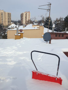 odśnieżanie dachu domu jednorodzinnego