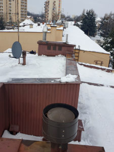 odśnieżanie dachu domu jednorodzinnego