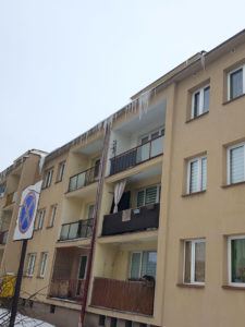 odśnieżanie dachu i zbijanie sopli