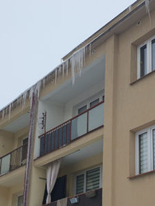 odśnieżanie dachu i zbijanie sopli