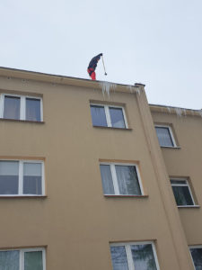 odśnieżanie dachu i zbijanie sopli