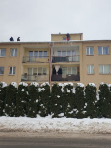 odśnieżanie dachu i zbijanie sopli