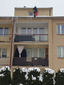 odśnieżanie dachu i zbijanie sopli