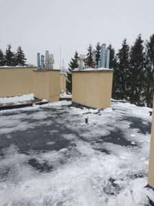 odśnieżanie dachu i zbijanie sopli