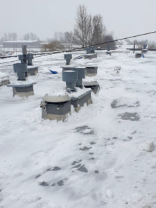 odśnieżanie dachu płaskiego hali