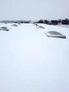 odśnieżanie dachu płaskiego hali