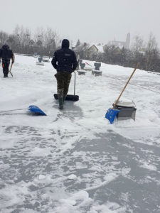 odśnieżanie dachu płaskiego hali