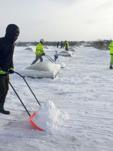odśnieżanie dachu płaskiego hali