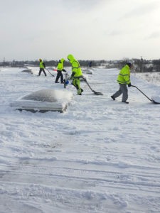 odśnieżanie dachu płaskiego hali