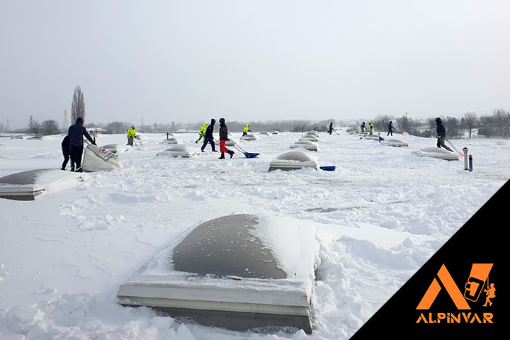 odśnieżanie dachu płaskiego hali