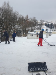 odśnieżanie i usuwanie nawisów śnieżnych