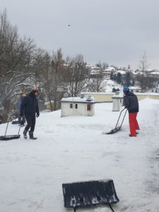 odśnieżanie i usuwanie nawisów śnieżnych