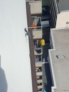 ściąganie drona z elewacji budynku