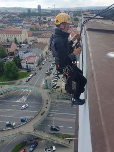 ściąganie drona z elewacji budynku