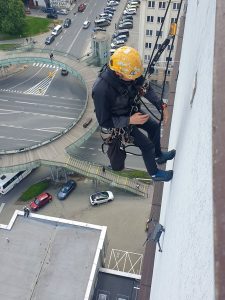 ściąganie drona z elewacji budynku