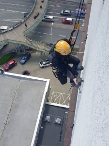 ściąganie drona z elewacji budynku