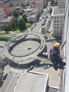 ściąganie drona z elewacji budynku