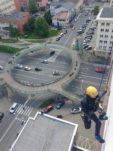 ściąganie drona z elewacji budynku