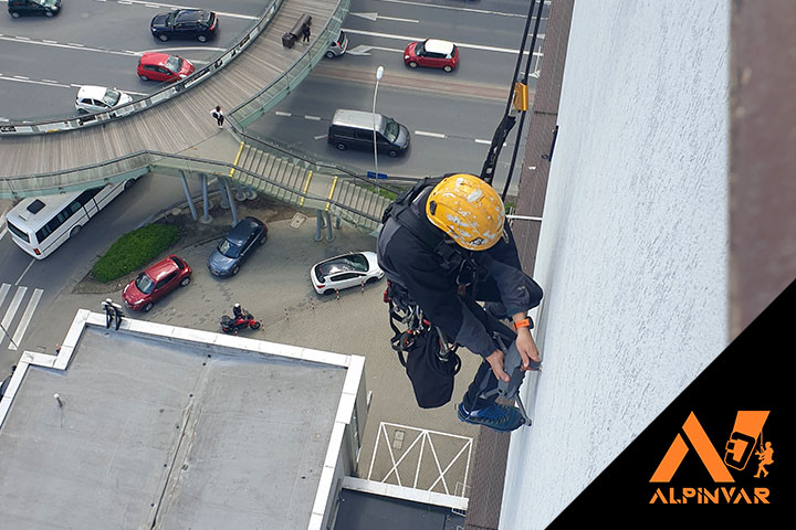 ściąganie drona z elewacji budynku