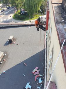 montaż reklamy na bloku wielorodzinnym