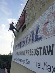 montaż reklamy na bloku wielorodzinnym