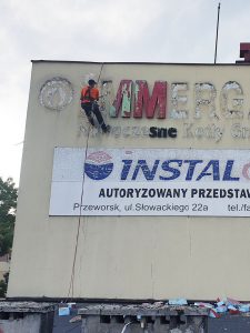 montaż reklamy na bloku wielorodzinnym