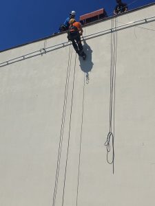 montaż reklamy na bloku wielorodzinnym