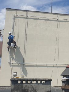 montaż reklamy na bloku wielorodzinnym