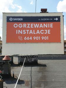 montaż reklamy na bloku wielorodzinnym