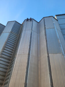 demontaż blachy na silosach