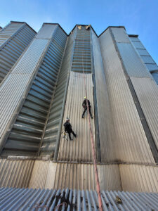 demontaż blachy na silosach