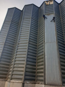 demontaż blachy na silosach