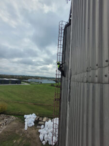 demontaż blachy na silosach